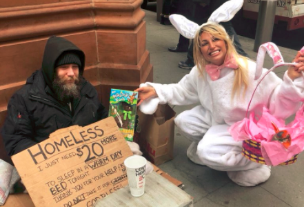 Vicky Xipolitakis recorrió las calles de Nueva York vestida de conejo y regaló huevos de Pascua