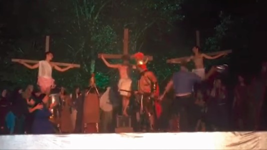 Video viral: un hombre intentó "salvar" a Jesús de la cruz y agredió a un actor el Viernes Santo
