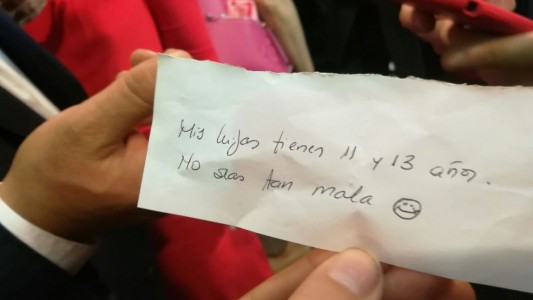 Tensión en el Congreso por el papelito de Caputo a Cerruti: "No seas mala"