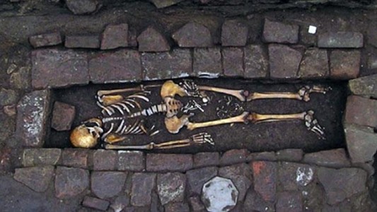El misterio de la tumba medieval: una mujer dio a luz luego de ser enterrada