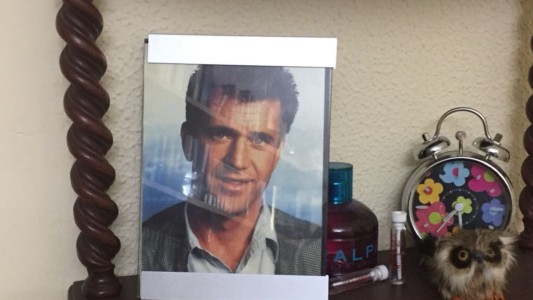 Una chica se volvió furor en las redes sociales al publicar la foto de Mel Gibson que su abuela tiene en la casa
