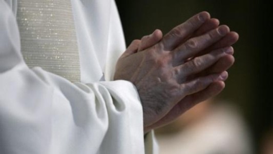 Escándalo en El Vaticano: detuvieron a un cura acusado de buscar pornografía infantil en Internet