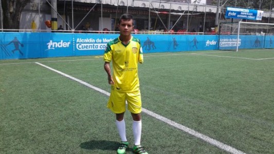 La historia del jugador al que le falta un brazo y llegó a jugar a la Primera de Colombia