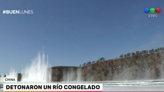 En China detonaron un río congelado para que se pudiera navegar