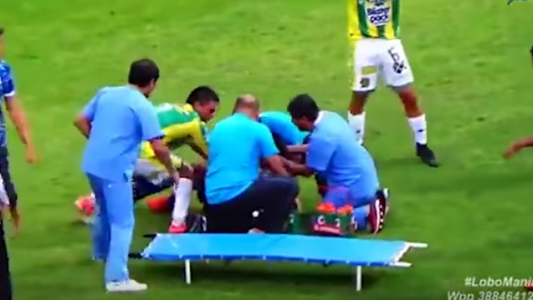 El dramático momento en el que un futbolista sufrió una fractura de cráneo tras recibir un codazo