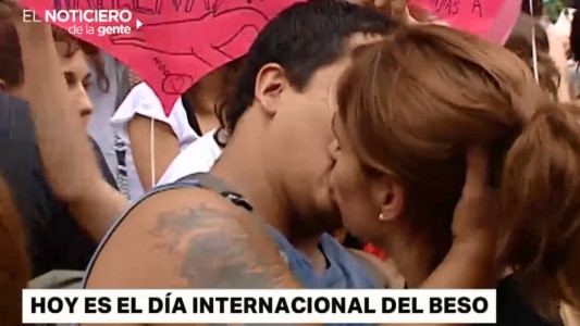 Un día para besarse más