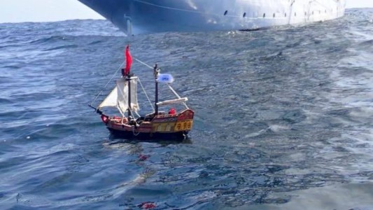 El barco pirata de juguete que logró cruzar el océano Atlántico