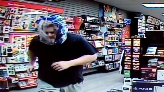 La Policía se burla de un ladrón por taparse la cara con una bolsa trasparente