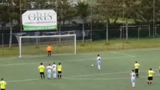 El noble gesto de un jugador juvenil italiano al patear un penal