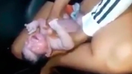 Video conmovedor: la mujer que dio a luz en un taxi