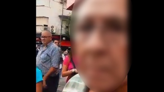 Video: escracharon a un hombre que se masturbaba adelante de mujeres en plena calle de Belgrano