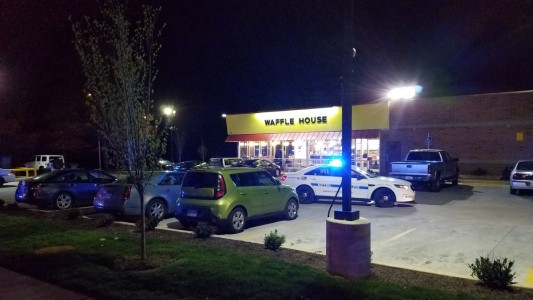 Estados Unidos: un hombre semidesnudo mató al menos a tres personas en un restaurante