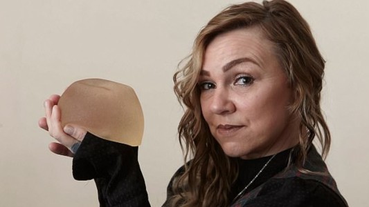 Desesperada y deprimida, una mujer se quitó los implantes mamarios con un tutorial de Youtube