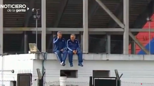 El director de árbitros miró el partido desde el techo