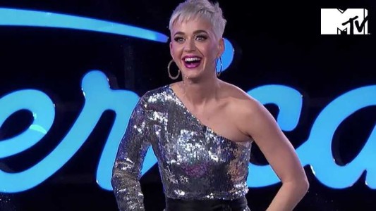 ¡Papelón! A Katy Perry se le rompieron los pantalones durante un programa de TV