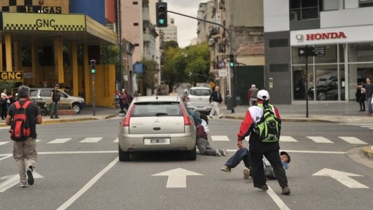 Intentó pasar un piquete con el auto y arrastró 50 metros a un manifestante