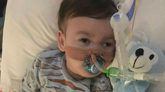 El bebé británico lleva 36 horas respirando tras ser desconectado
