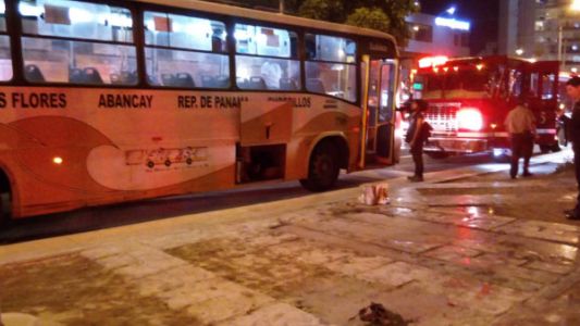 Conmoción en Perú: un hombre prendió fuego a una mujer en un colectivo