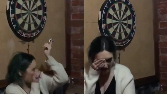 #EsViral Quiso tirarle un dardo sobre la cabeza a la novia y se lo clavó en el ojo