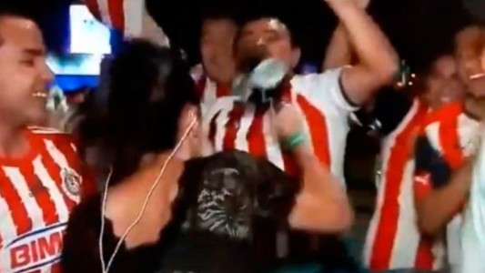 Video: manosearon a una periodista mientras hacía un móvil en vivo