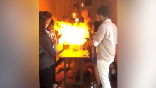 Cumpleaños de terror: prende la vela de la torta y queda envuelta en una bola de fuego