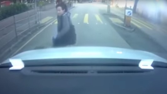 La "china carancho": el video viral de una mujer que se tiró contra un auto para simular que fue atropellada