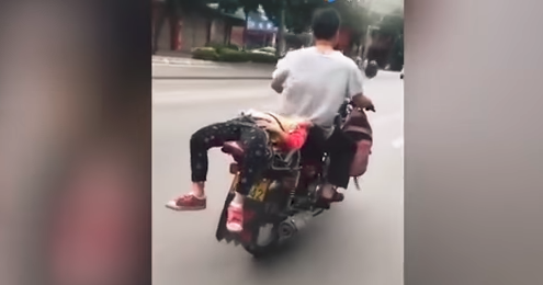 Indignación en las redes: ató a su hija al asiento de atrás de la moto para obligarla a ir a la escuela