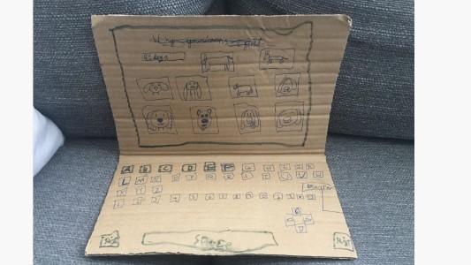 La computadora de cartón de esta nena es el viral más dulce de las redes