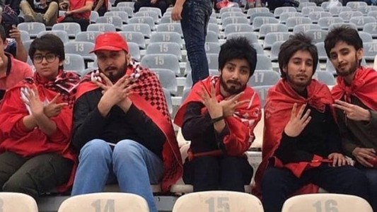 Disfrazadas de hombre para poder ver un partido de fútbol