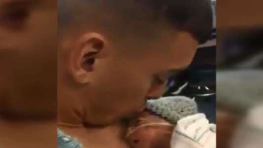 Amor puro: la tierna reacción de un bebé prematuro al beso de su padre