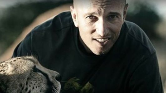 Un director de cine sudafricano murió tras recibir un cabezazo de una jirafa en un rodaje