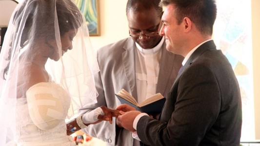 Video: un cocodrilo le arrancó el brazo días antes de su boda y decidió casarse igual
