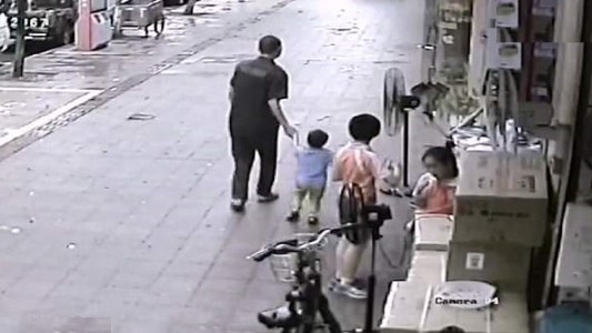 "Solo estaba jugando con él": intentó secuestrar a un nene y quedó grabado