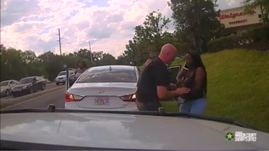 Video: el policía héroe que salvó la vida de un bebé con RCP