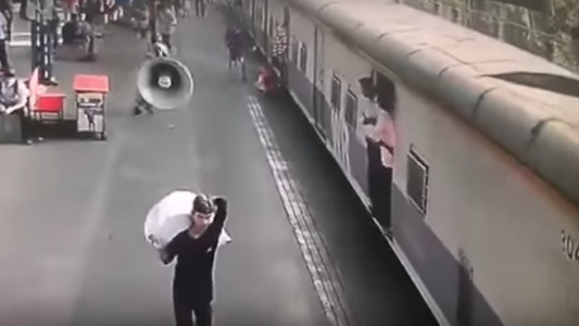 Video: un hombre salva a una nena de ser arrollada por un tren