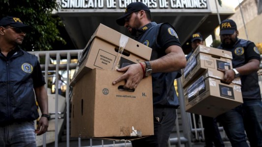 Allanamiento en el sindicato de Camioneros: investigan extorsiones a empresas de transporte