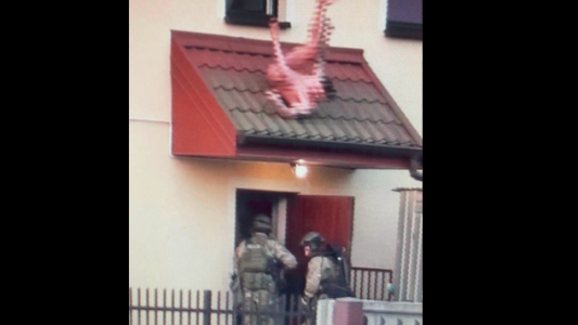 De no creer: intentaba escapar de la Policía, saltó desnudo por la ventana y cayó en manos de los oficiales