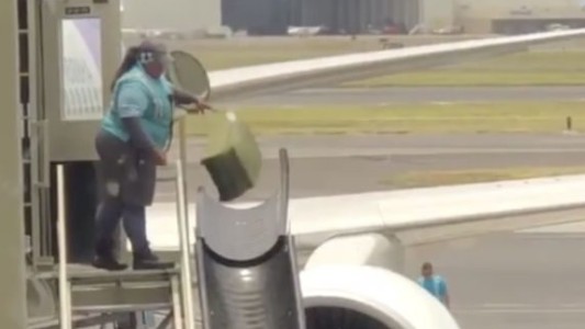 Así revolea por el aire las valijas esta trabajadora del aeropuerto de Honolulu