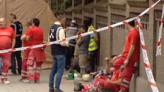Se derrumbó un edificio en Madrid: buscan a dos obreros con microcámaras