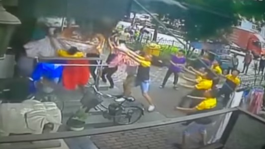 Video: con una sábana, atajaron a un nene que se cayó de un sexto piso