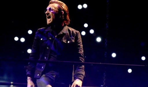 Bono sufrió una fuerte caída durante un show en Chicago