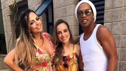 Ya retirado del fútbol, Ronaldinho se casará con dos mujeres