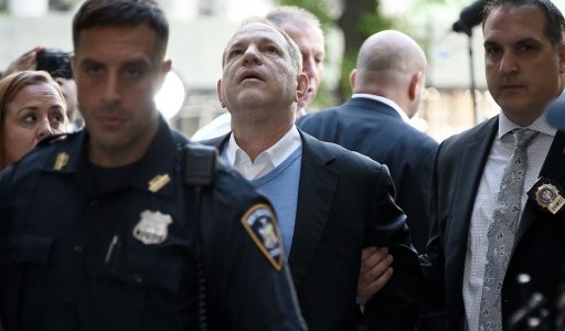 Harvey Weinstein quedó libre tras pagar una millonaria fianza