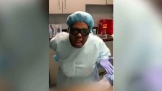 Una médica bailaba mientras operaba: la acusan de desfigurar y causar daños cerebrales a sus pacientes