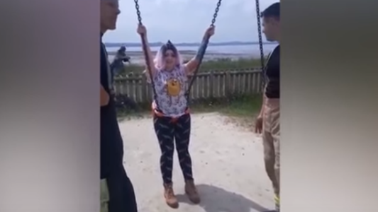 Video: una mamá se quedó atrapada en una hamaca y tuvo que ser rescatada por bomberos