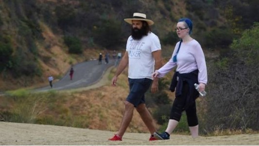 La curiosa historia del  hombre que trabaja de salir a pasear con personas
