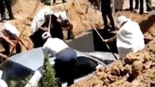 Video: usaron un auto como ataúd en un emotivo funeral