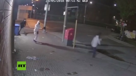 Video terrible: lo asaltan y se salva de morir porque al ladrón se le traba el arma