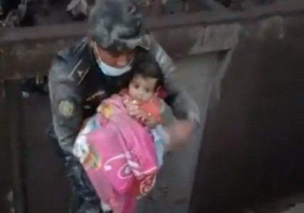 El milagroso rescate de una bebé tras la erupción del volcán de Guatemala