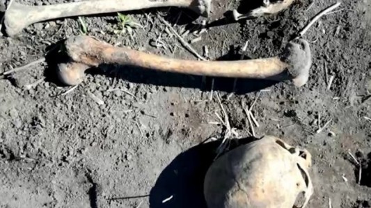 Trabajaba en la huerta de la casa y halló los restos del exmarido de su mujer